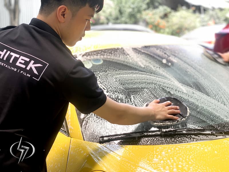 Sau khi dán phim dán kính chống nắng ô tô không nên rửa xe ngay 